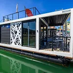 Botel The Homeboat Company 3*