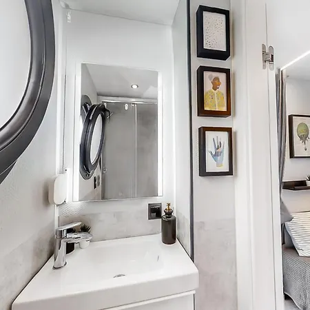 The Homeboat Company بوتيل